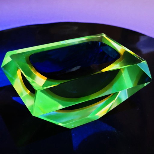 Rare cendrier ou vide-poches rectangulaire à multiples facettes en verre de Murano, datant des années 1960, créé par Flavio Poli