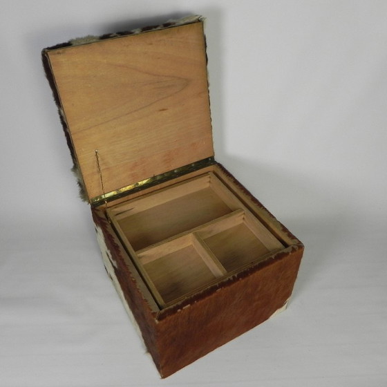 Image 1 of Pouf vintage, coffre de rangement recouvert de cuir de vache, Pays-Bas, années 1950