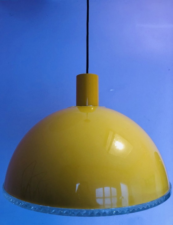 Image 1 of Lampada a sospensione vintage con paralume giallo.
