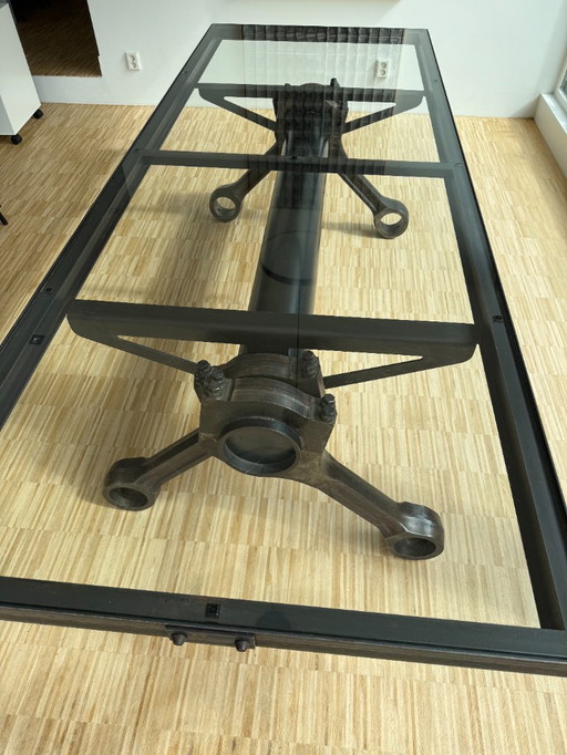 Een unieke eettafel met een industrieel tintje, inclusief stoelen!