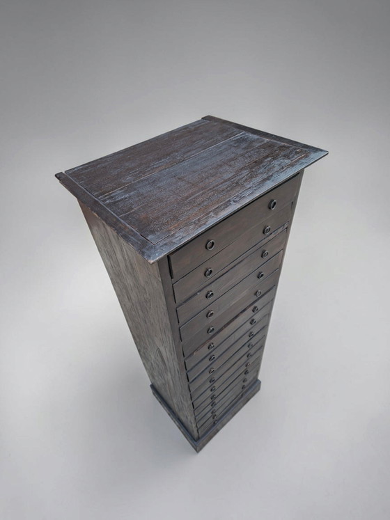 Antike Kommode, Apothekerschrank, Aktenschrank, charakteristische Altersspuren, Maße: 52x42cm und 140cm hoch. (photo 4 of 5)