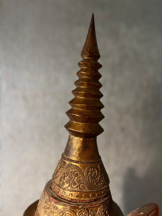 Image 1 of Statuette de gardien Thepphanom thaïlandais – Bois doré à décor rouge – Origine : Temple – Thaïlande centrale – vers 1960-1980