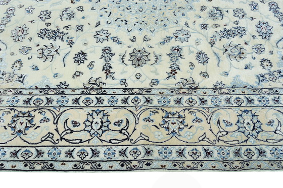 Image 1 of Handgeknoopt Nain 9La oosters tapijt - 291 x 195 cm - Fijne details met zijde in crème en blauw
