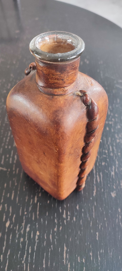 Jarra antigua envuelta en cuero