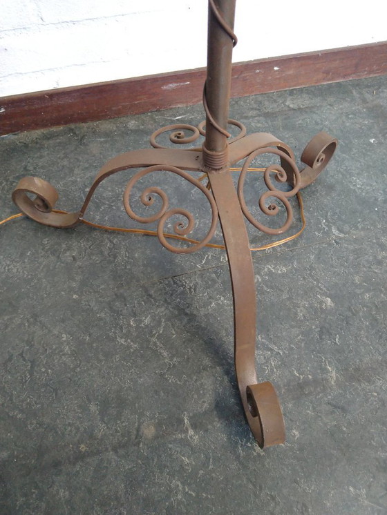 Image 1 of Lampadaire en fer forgé des années 1930 avec abat-jour en cuivre