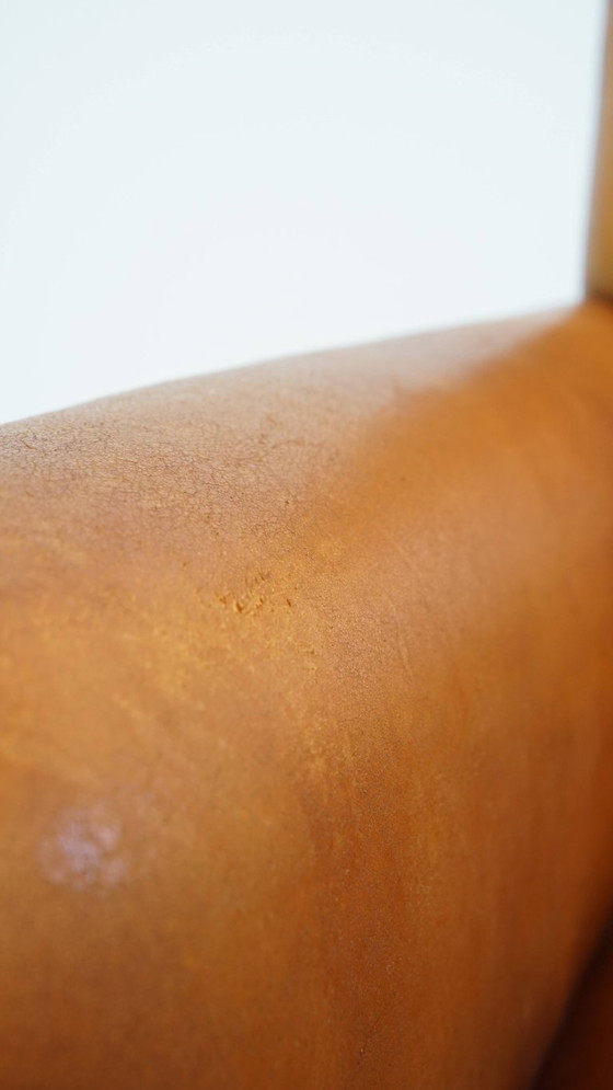 Image 1 of Schapenleren armchair met een afwerking met donkerbruine biezen