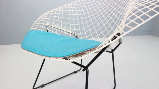 Image 1 of Silla Diamond de Harry Bertoia en metal blanco y negro y nuevo asiento azul años 60