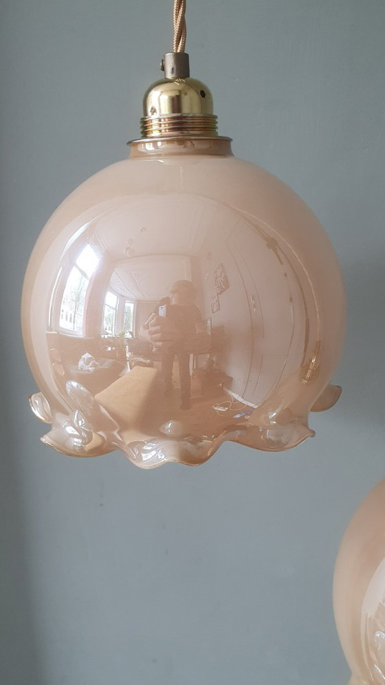 Image 1 of Ensemble vintage de lampes suspendues en opaline en forme de gobelet avec un éclat nacré.
