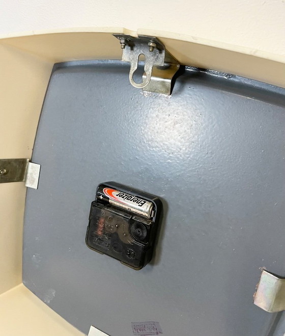 Image 1 of Witte Sovjet industriële bakelieten wandklok van Strela, jaren 70.