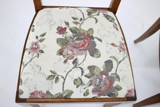 Een paar gerestaureerde Tsjechoslowaakse walnotenhouten stoelen uit de jaren 50, bekleed met bloemenstof.