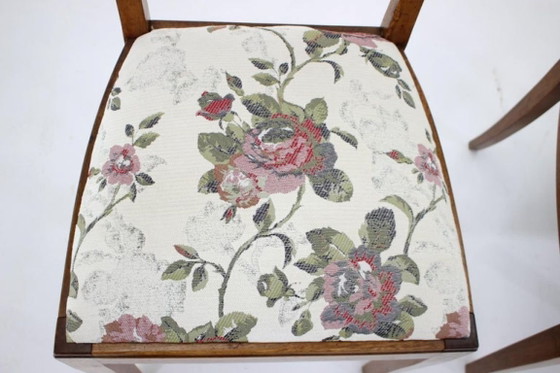 Image 1 of Een paar gerestaureerde Tsjechoslowaakse walnotenhouten stoelen uit de jaren 50, bekleed met bloemenstof.