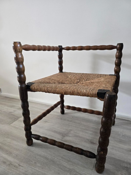 Vecchia e bellissima sedia angolare con pomello