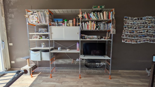 Sistema de pared profesional Casamania Festival: 6 montantes cromados, 22 estantes + módulo de puerta.