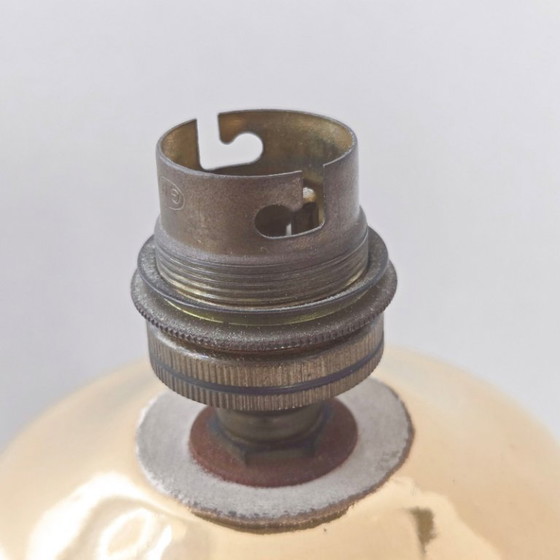 Image 1 of Vintage statieflamp uit de jaren 50, wit en goudkleurig craquelékeramiek, met veren, gesigneerd jaren 50.