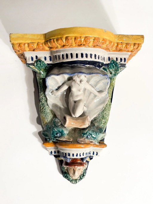 Faenza Keramik-Wandregal mit Muschel und Dame aus dem frühen 20. Jahrhundert – decoratieve objecten, Ceramic
