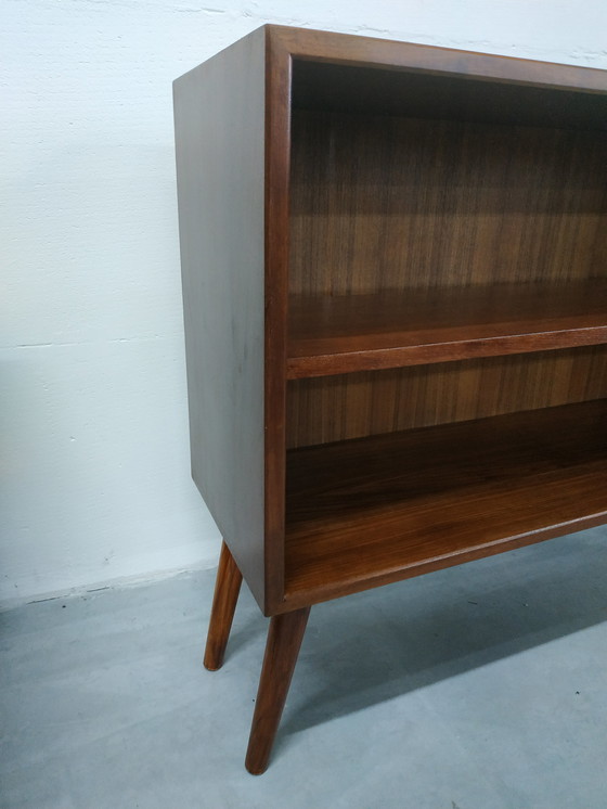 Image 1 of Mueble bajo de pared/librería sueca de los años 60 (estante central regulable)