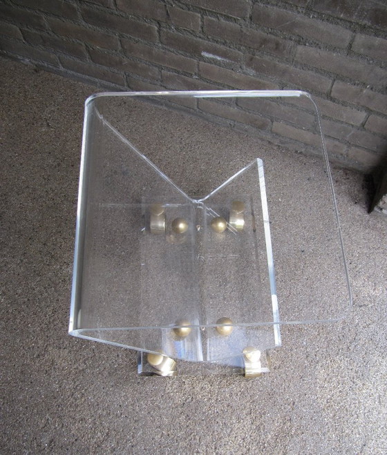 Image 1 of Charles Hollis Jones Beistelltisch aus Acrylglas mit Zeitschriftenhalter, Italien, 1970er Jahre.