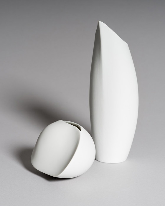 Image 1 of Curated Porcelain Duo: Lino Sabattini "Penguin" Vase (22cm) & Uta Feyl Sculptural Mini Vase – Rosenthal Studio Line, 1980s