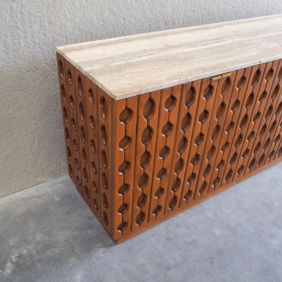 Credenza brutalista contemporanea in legno intagliato con piano in travertino – Credenze, Wood, Brass (photo 8 of 16)