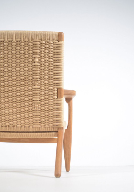 Poltrona danese CH25 disegnata da Hans J. Wegner per Carl Hansen & Søn, Poltrone, Legno, Altro, Marrone (foto 9 di 10)