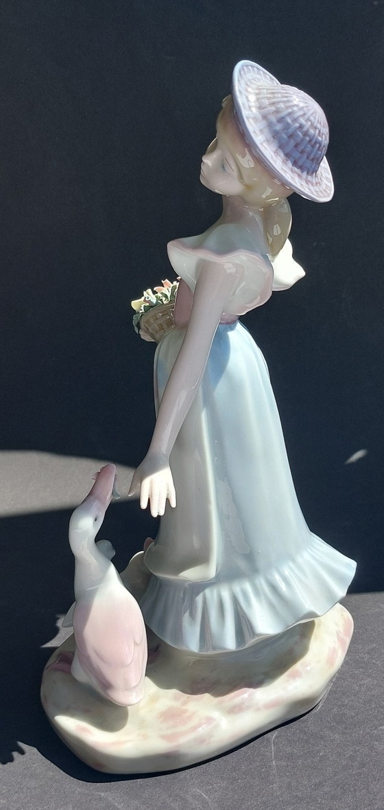Image 1 of Figurine en porcelaine fine, Mediflor, Valence.