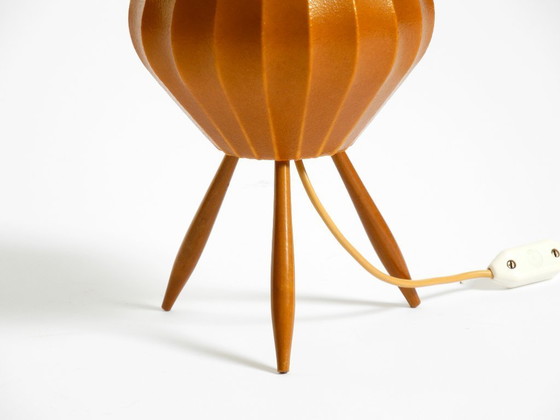 Image 1 of Sehr seltene, wunderschöne Mid-Century-Modern-Tischleuchte „Tripod Cocoon“.