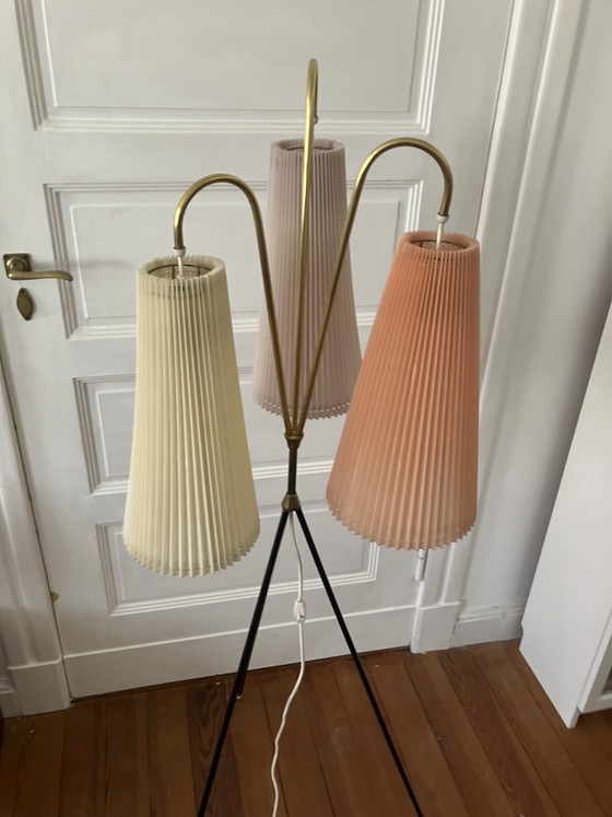 Image 1 of lampadaire plissé tripode style milieu du siècle