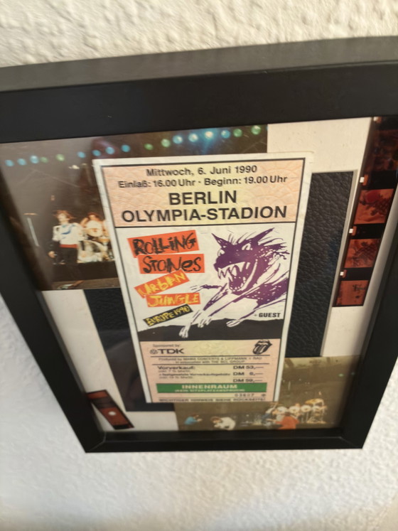 Image 1 of Rolling Stones, Berlino 1990 – Biglietto vintage incorniciato e collage di foto (biglietto raro per ospiti speciali)

