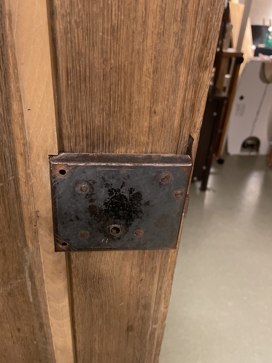 Image 1 of Armoire ancienne en bois massif nécessitant quelques réparations.