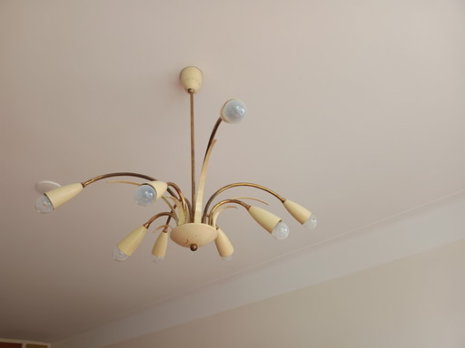 Bent u op zoek naar een assortiment mooie vintage lampen? Dan is dit de kans om er in één keer 8 aan te kunnen schaffen. Omd