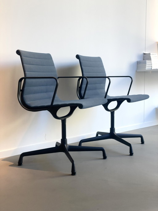 2X Vitra - Sillas de aluminio Ea 104, giratorias