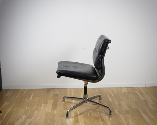 Vitra Eames Soft Pad Chair EA 205 in Leder schwarz