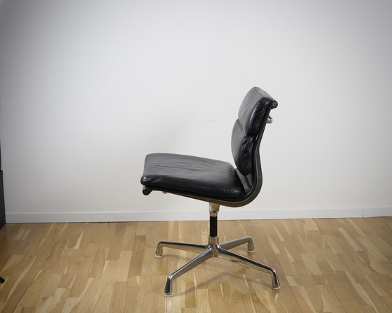 Image 1 of Silla Eames Soft Pad EA 205 de Vitra en cuero negro