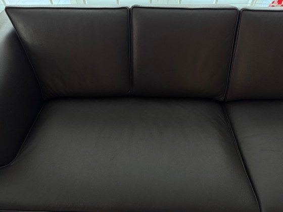 Image 1 of Banquettes en cuir, dont une avec méridienne.