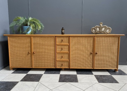 Grande credenza in vimini sintetico chiaro e cinghie di legno
