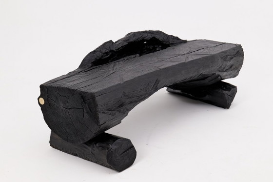 Image 1 of Bank van massief verkoold hout van Logniture – een organisch, modern en sculpturaal zitmeubel.
