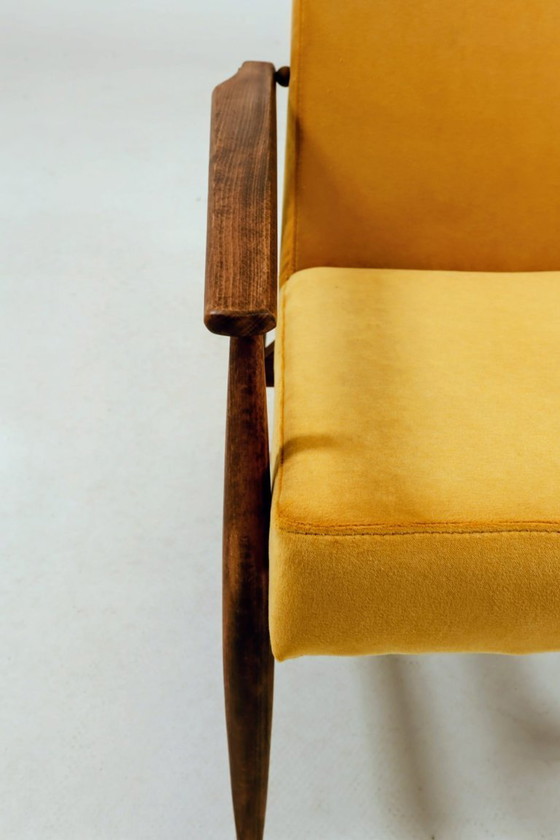 Image 1 of Moderner, langer Sessel aus gelbem Samt im skandinavischen Design