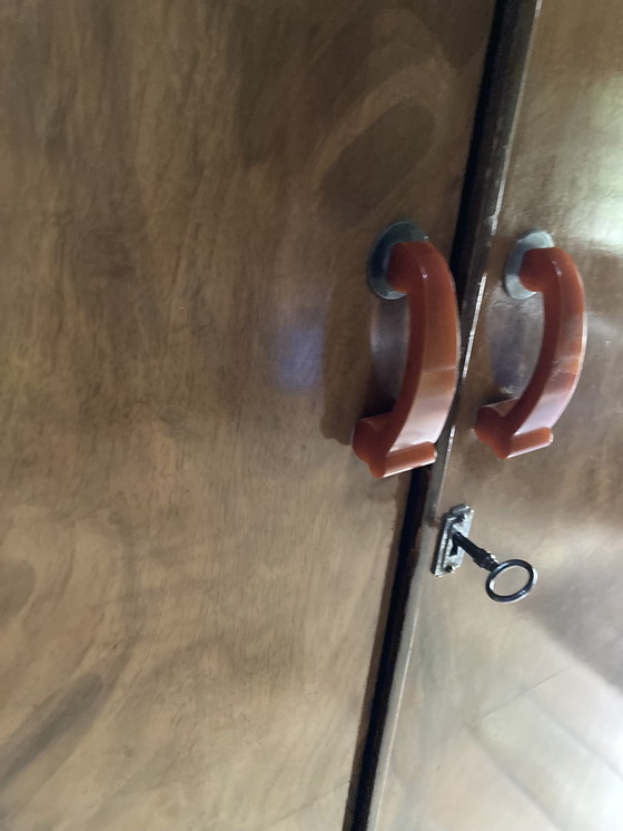 Image 1 of Art deco / nouveau gabinete de chapa de libro de nogal