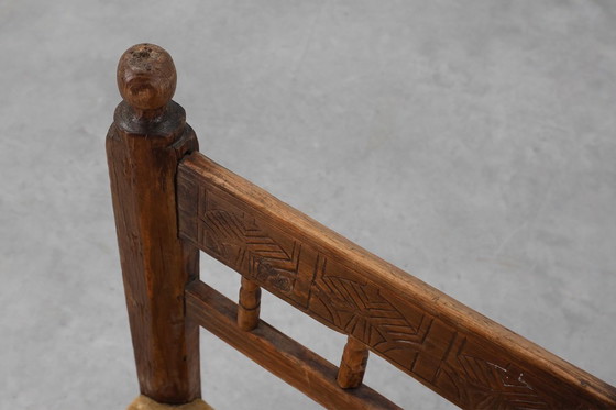 Image 1 of Sedia laterale spagnola in rovere intagliata a mano del XIX secolo con seduta in velluto