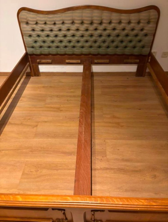 Image 1 of Vintage kaptafel, klassieke look met spiegel en kruk.