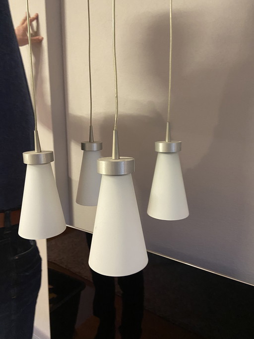 Lampe suspendue design avec 4 calices blanc laiteux