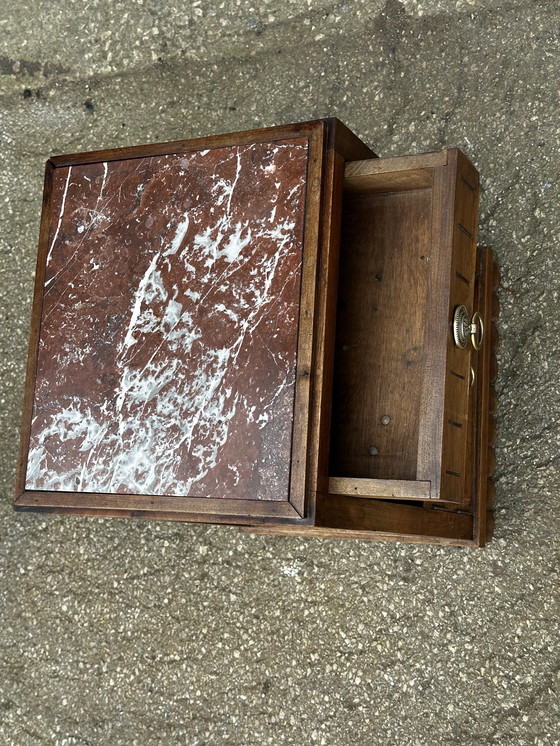 Image 1 of Art-Deco gesneden houten en marmeren nachtkastje