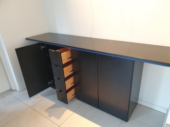 Image 1 of Uniek ontwerp zwarte Pastoe dressoirkast, met blauw accent