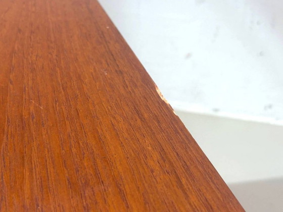 Cómoda larga danesa de teca de mediados de siglo, década de 1960. – Wood (photo 11 of 11)
