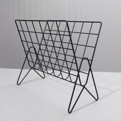 Revistero de alambre vintage, diseño modernista