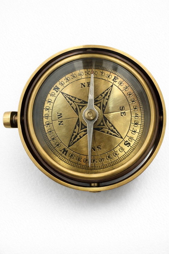 Image 1 of Kuriositätenkabinett-Set: Seltene Nestlé-Postkarte aus den 1920er Jahren & Kardankompass aus den 1960er Jahren