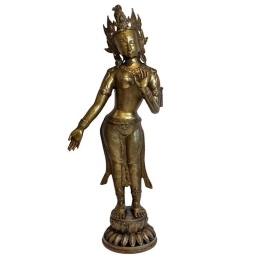 Tara nepalesa de pie en bronce dorado al fuego sobre base de loto, siglos XVIII-principios del XIX