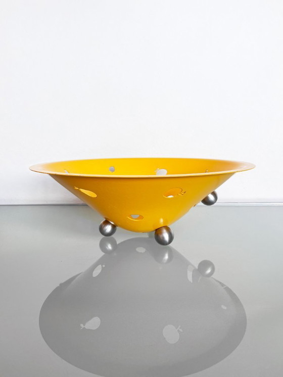 Image 1 of Coupe à fruits en métal jaune des années 80