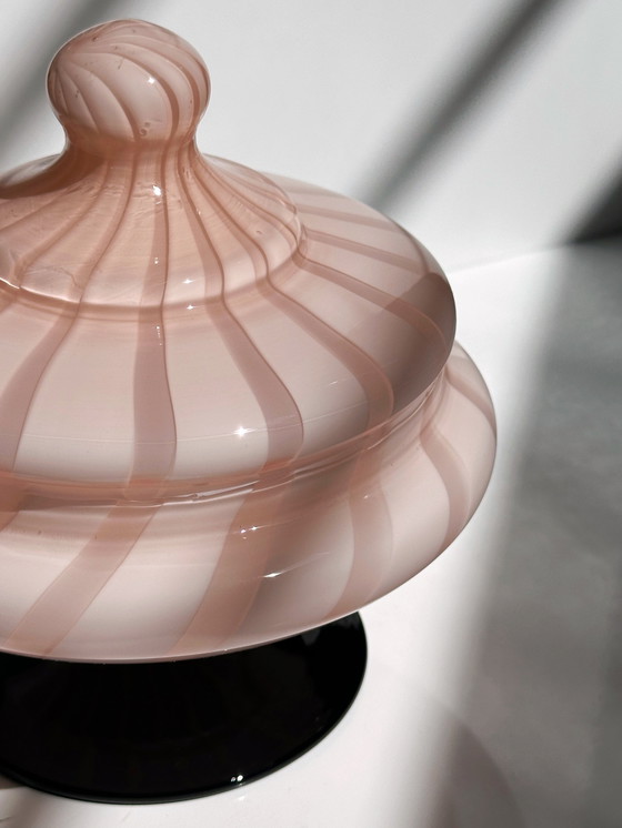 Image 1 of Bomboniera vintage in vetro di Murano rosa con vortice, italiana MCM Empoli, scatola con coperchio in filigrana opalina, anni &#