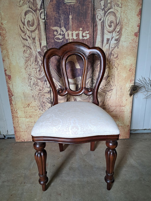 Chaise de chambre classique en bois d'acajou 50x40cm et 92cm de haut. Hauteur d'assise approx. 48cm.
